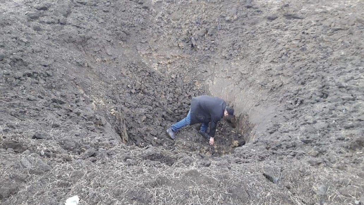 Влучання ворожої ракети у шкільний стадіон на Дніпропетровщині - 24 Канал Влучання ворожої ракети у шкільний стадіон на Дніпропетровщині - 24 Канал