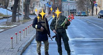 Військові на блокпостах у Києві зустрічають жінок квітами