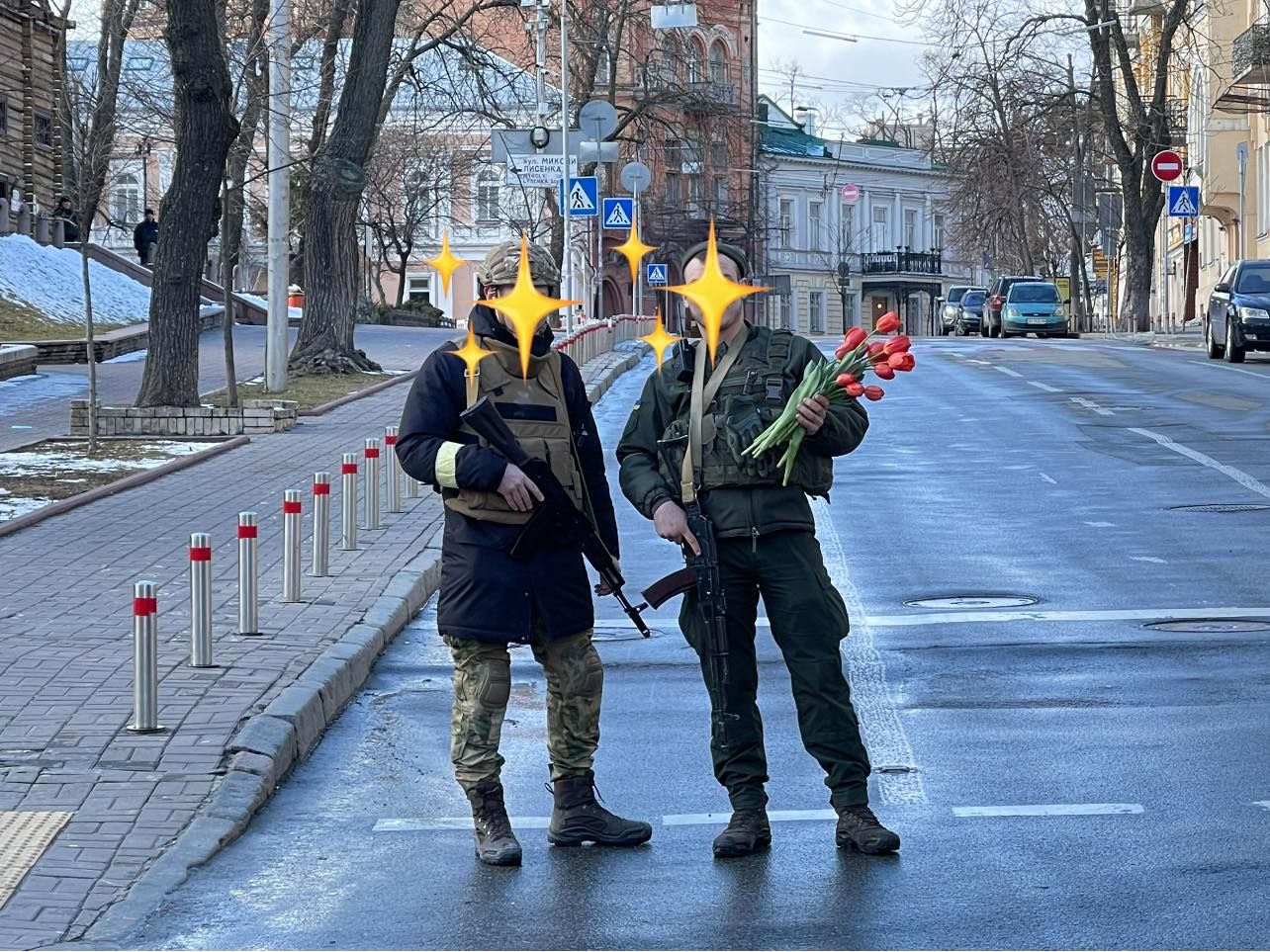 Військові на блокпостах у Києві зустрічають жінок квітами - 24 Канал