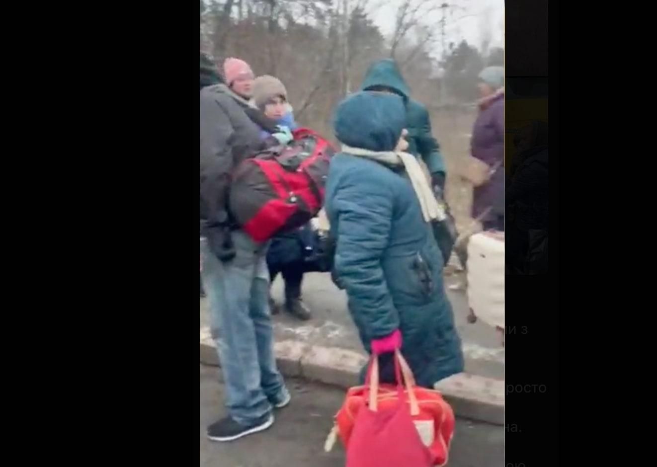 Йшли 4 кілометри під обстрілами з дітьми на руках: окупанти обстріляли біженців з Макарова - 24 Канал Йшли 4 кілометри під обстрілами з дітьми на руках: окупанти обстріляли біженців з Макарова - 24 Канал