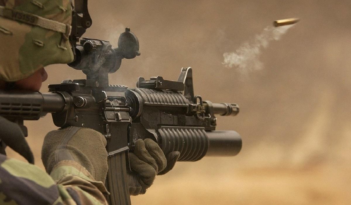 Оккупанты начинают стрелять по ногам мирных людей Оккупанты начинают стрелять по ногам мирных людей