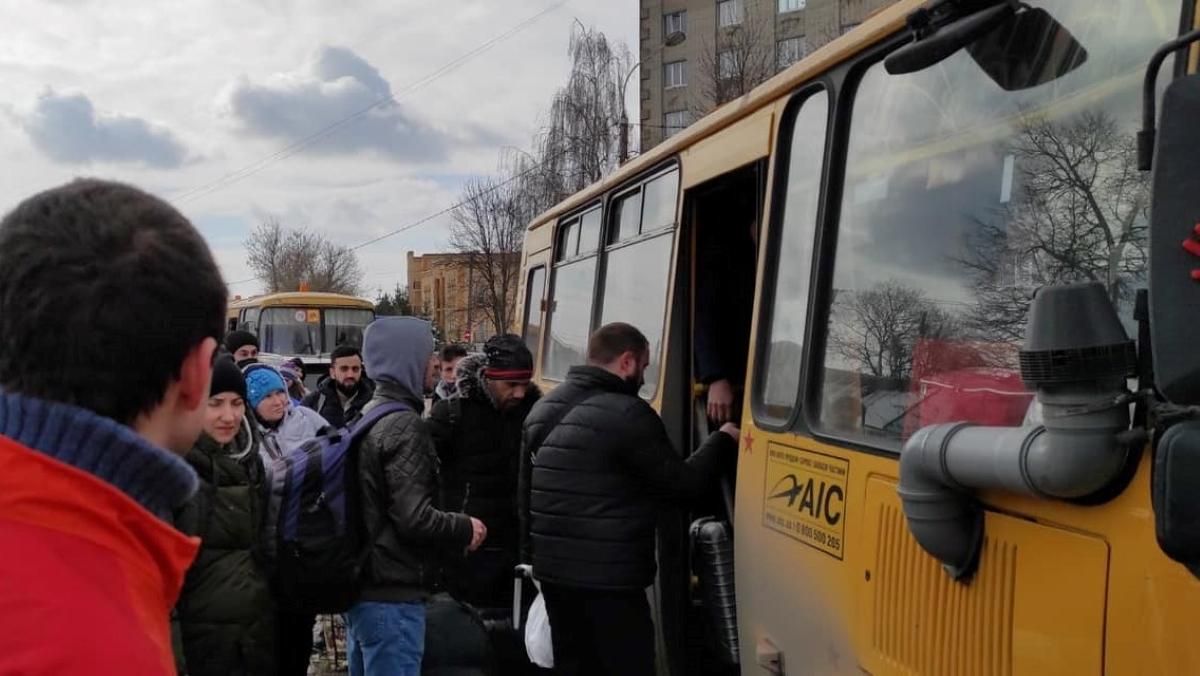 Вторая эвакуационная колонна из Сум уже на Полтавщине: там иностранцы и дети из детдомов - 24 Канал