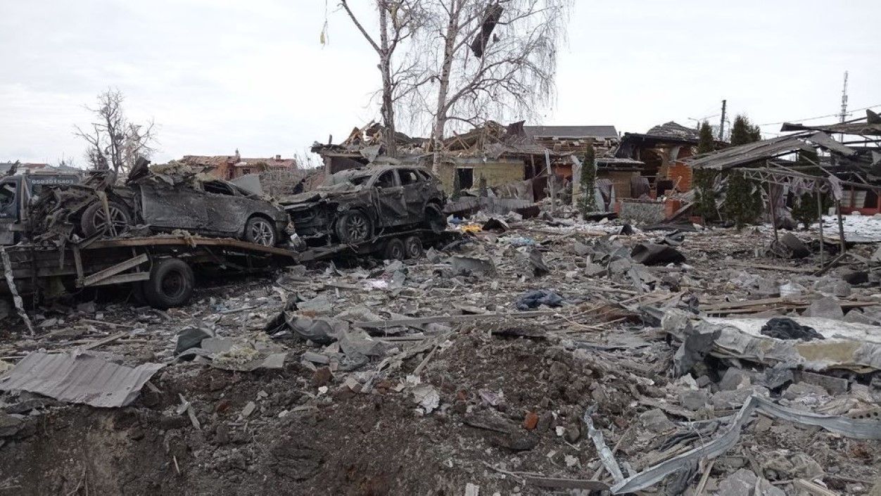 На это сложно смотреть – очевидцы рассказали подробности авиаудара в Сумах, где погибли люди - 24 Канал На это сложно смотреть – очевидцы рассказали подробности авиаудара в Сумах, где погибли люди - 24 Канал