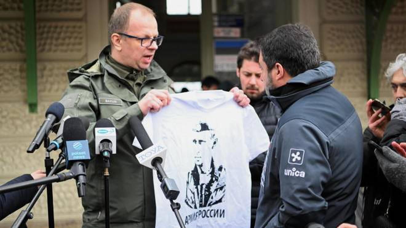 Мер Перемишля присоромив проросійського Сальвіні: вручив йому футболку з Путіним - 24 Канал Мер Перемишля присоромив проросійського Сальвіні: вручив йому футболку з Путіним - 24 Канал