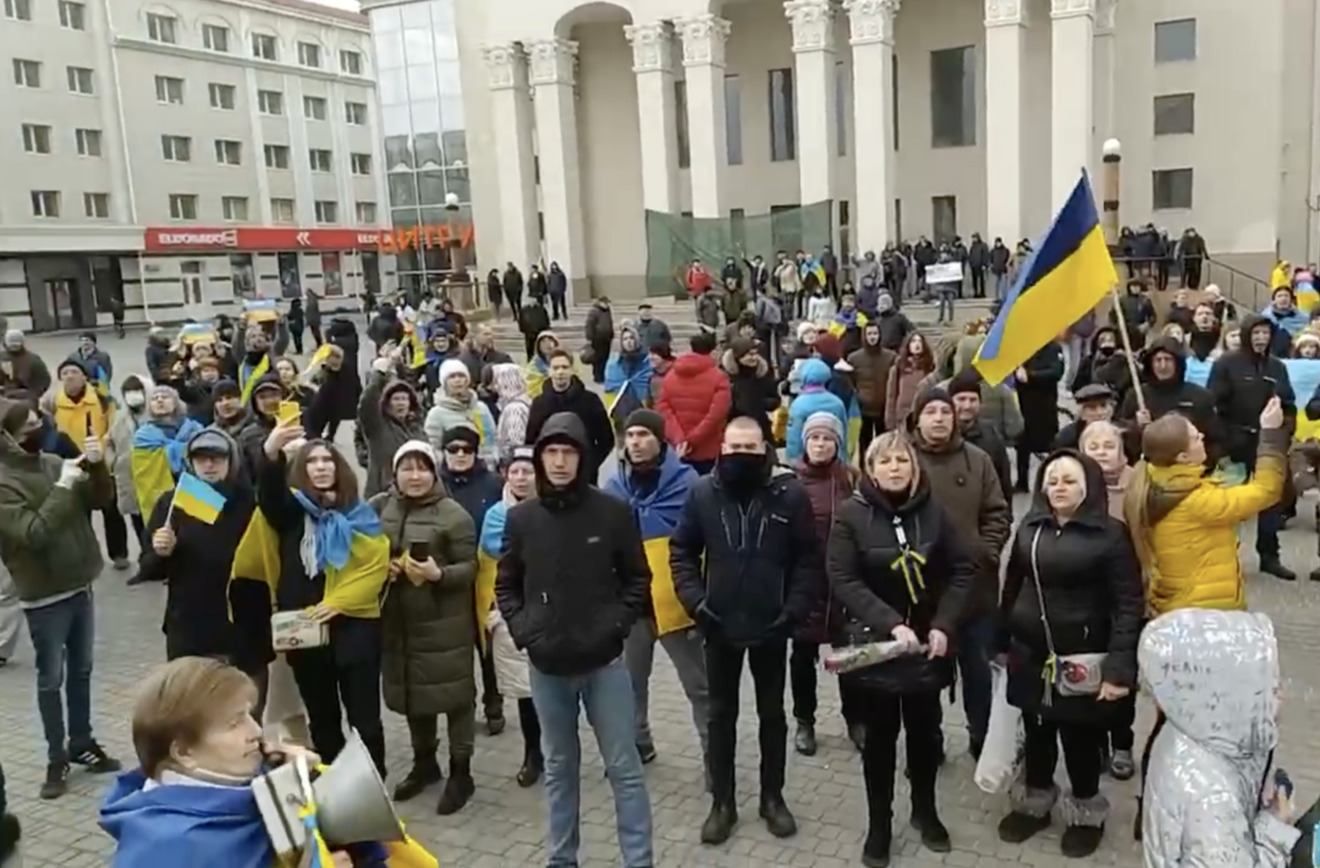 Николаев, мы с тобой, – херсонцы вышли на улицы, чтобы поддержать соседнюю область - 24 Канал