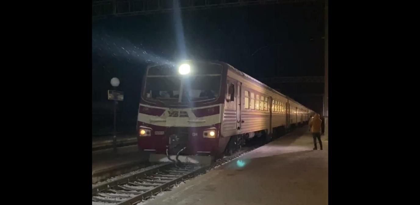Потяг з евакуйованими людьми із Сум виїхав до Львова Потяг з евакуйованими людьми із Сум виїхав до Львова