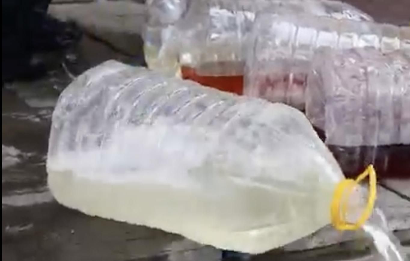 Оковита лилась рікою, – мер та поліція у Рівному вилучали нелегальний алкоголь - 24 Канал Оковита лилась рікою, – мер та поліція у Рівному вилучали нелегальний алкоголь - 24 Канал