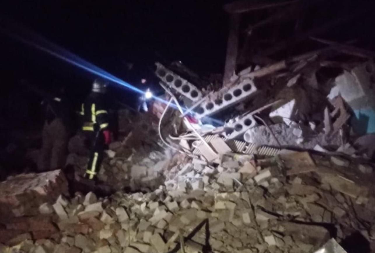 Снаряд попал в жилой дом на Харьковщине: есть погибшие, среди них – ребенок Снаряд попал в жилой дом на Харьковщине: есть погибшие, среди них – ребенок