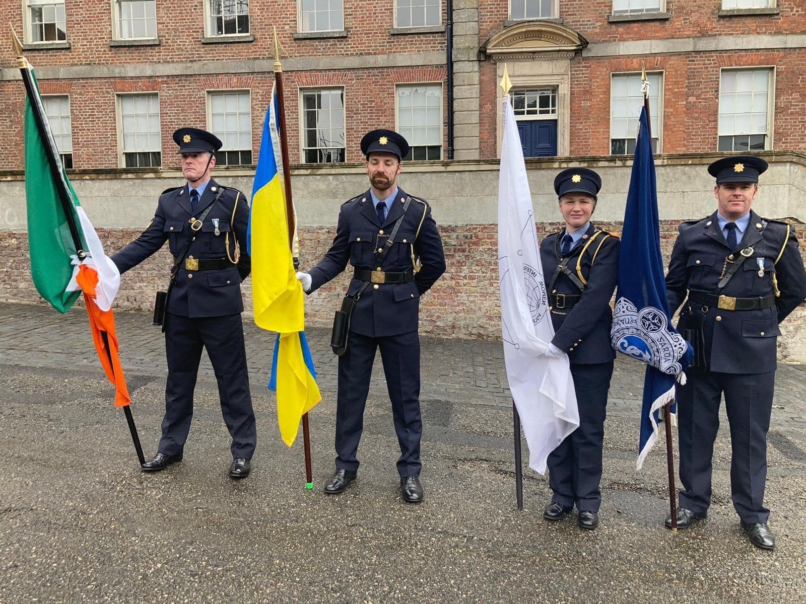 У Дубліні під час параду націй ірландські поліцейські несли український прапор - 24 Канал У Дубліні під час параду націй ірландські поліцейські несли український прапор - 24 Канал