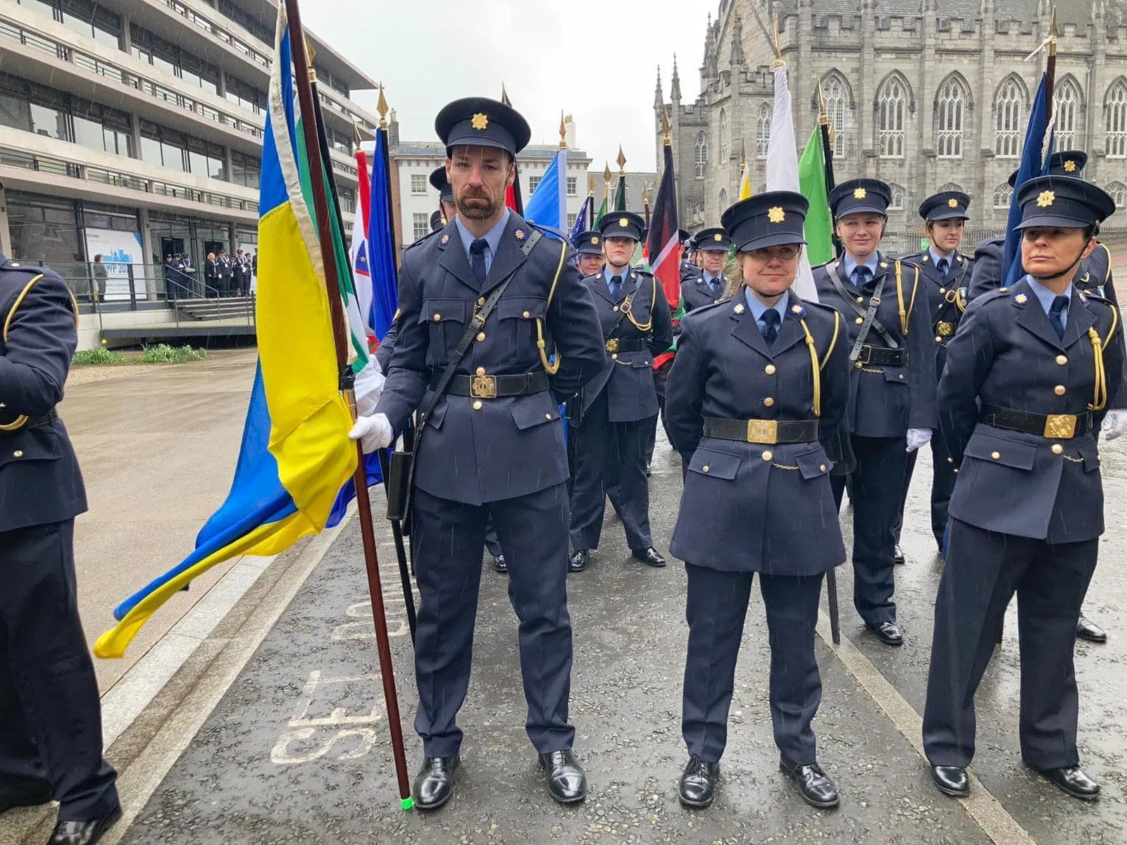 Ирландские полицейские с украинским флагом