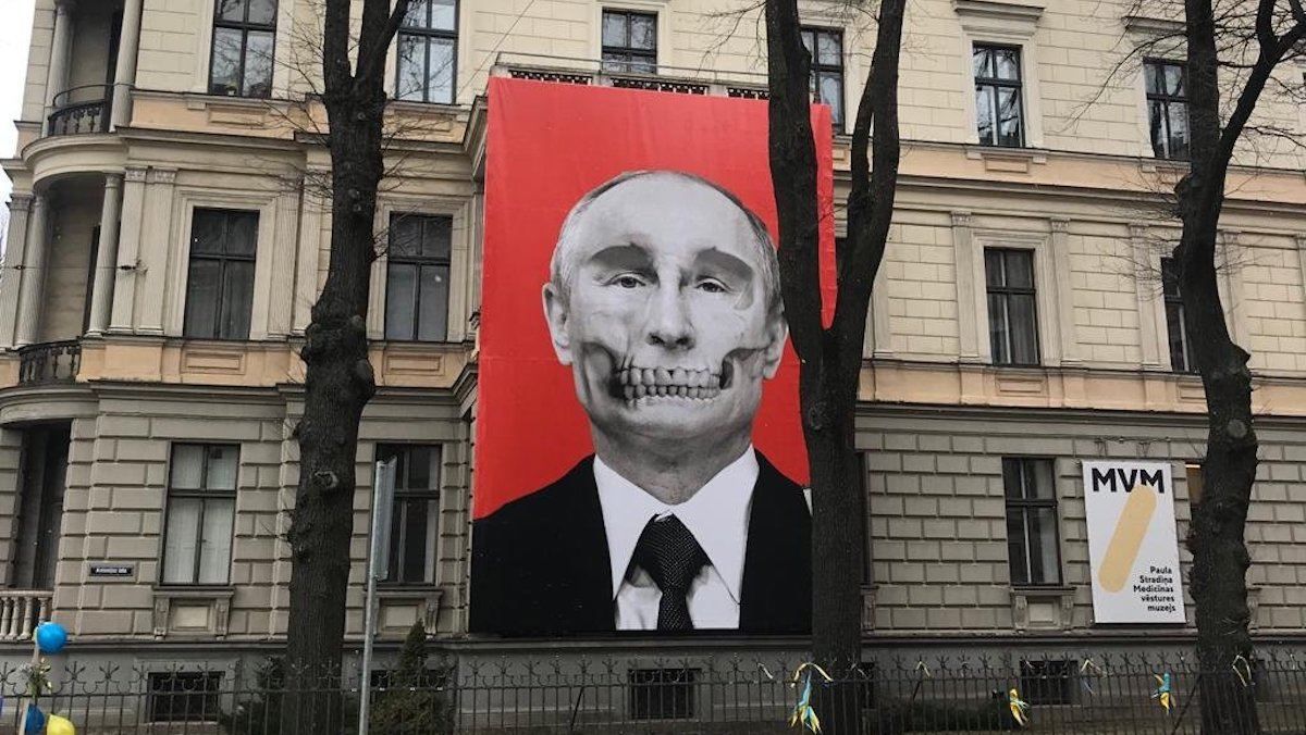 Настоящее лицо Путина: гигантский плакат повесили напротив посольства России в Риге - 24 Канал