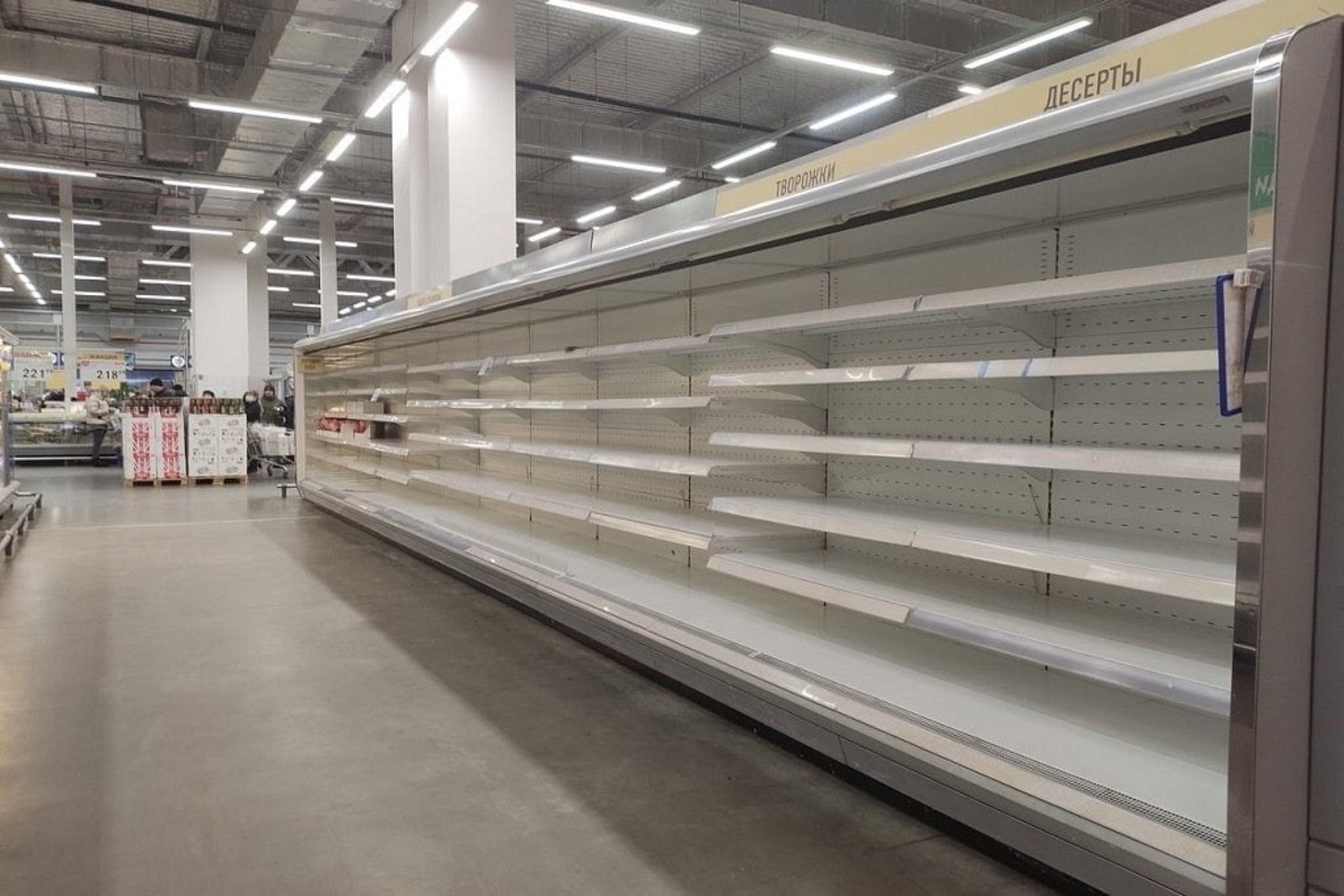 У російських магазинах дефіцит продуктів - люди згрібають крупи, чаї, товари особистої гігієни - 24 Канал У російських магазинах дефіцит продуктів - люди згрібають крупи, чаї, товари особистої гігієни - 24 Канал