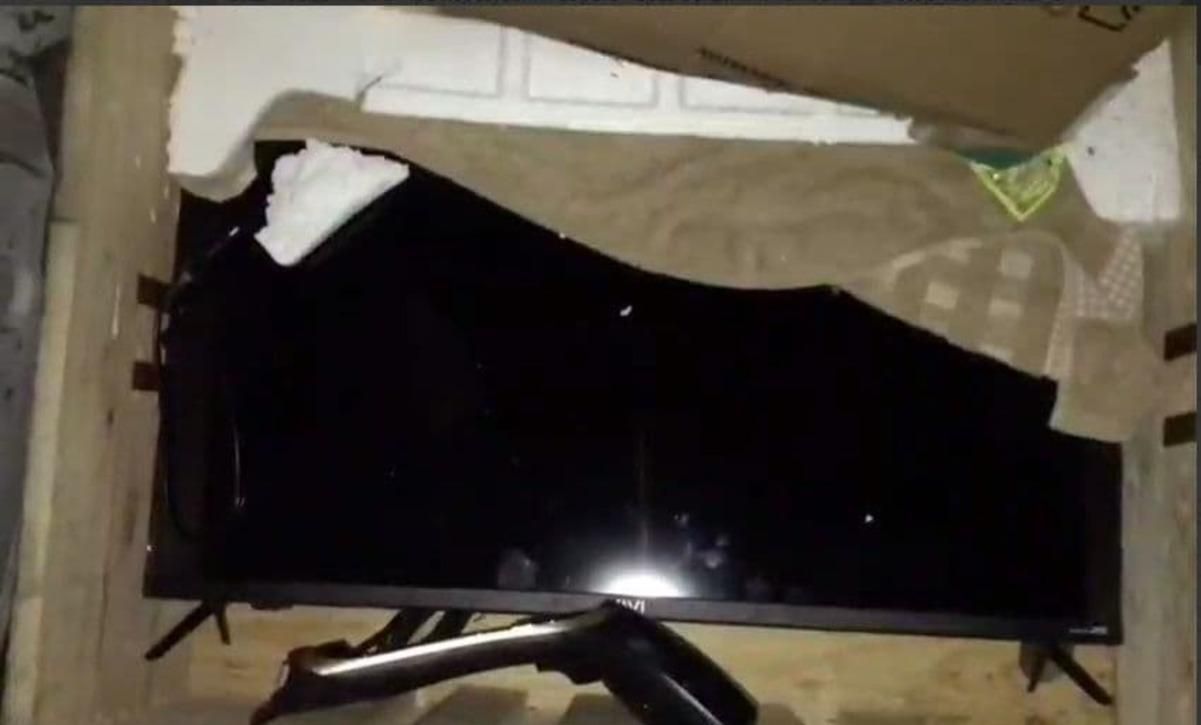 Понимают, что такой у них на цену золота: у пленных оккупантов обнаружили украденный телевизор - 24 Канал Понимают, что такой у них на цену золота: у пленных оккупантов обнаружили украденный телевизор - 24 Канал