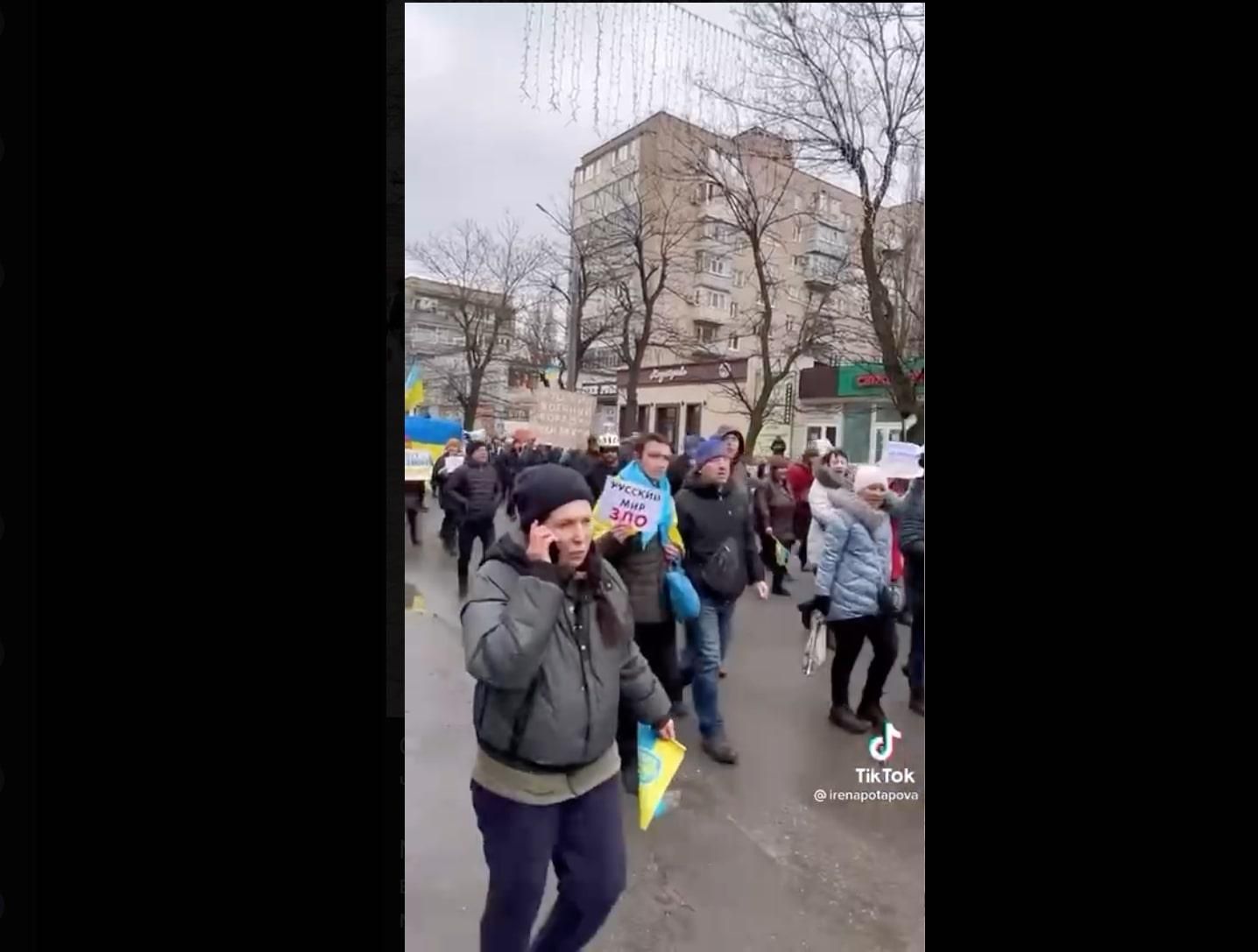 Здесь вам не Россия: оккупанты запретили митинги в Мелитополе – их "попустили" через 30 секунд - 24 Канал Здесь вам не Россия: оккупанты запретили митинги в Мелитополе – их "попустили" через 30 секунд - 24 Канал