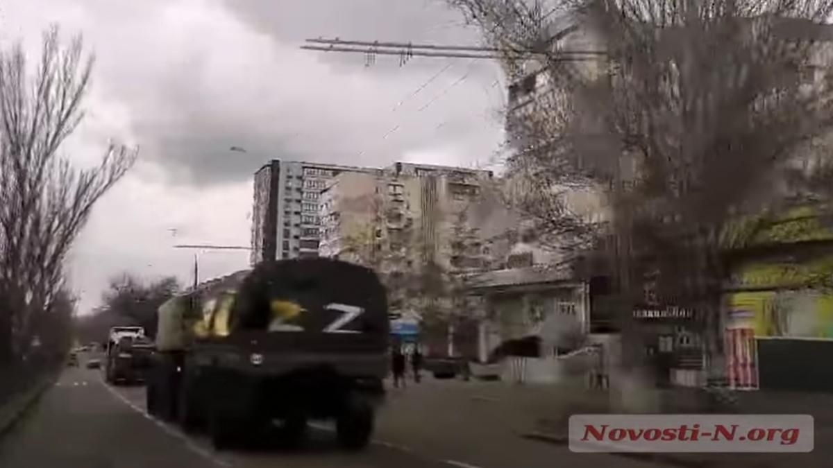 Николаевом провезли захваченную у российских захватчиков технику: видео с новыми трофеями Николаевом провезли захваченную у российских захватчиков технику: видео с новыми трофеями