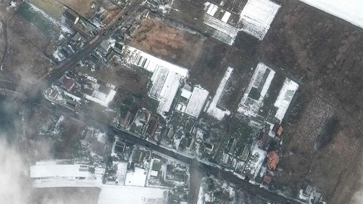 Со спутников показали разбитый мост в Ирпене и российскую технику в аэропорту "Антонова" - 24 Канал