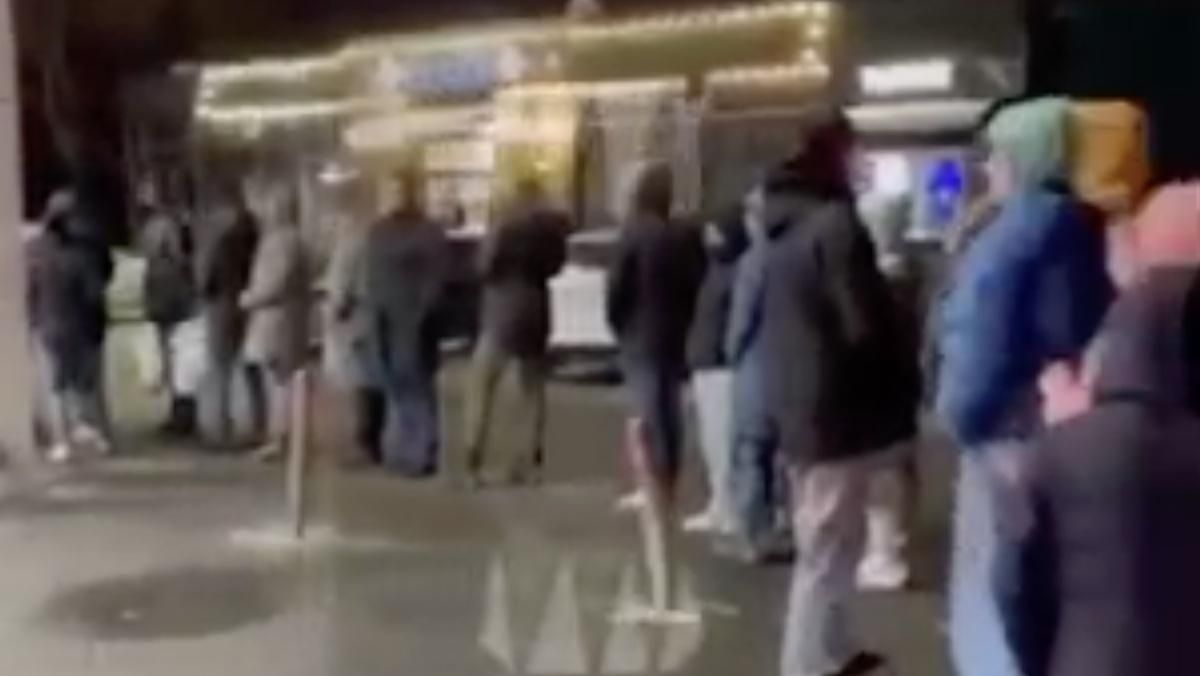 Как к мавзолею: в Москве даже среди ночи – огромные очереди к банкоматам - 24 Канал Как к мавзолею: в Москве даже среди ночи – огромные очереди к банкоматам - 24 Канал