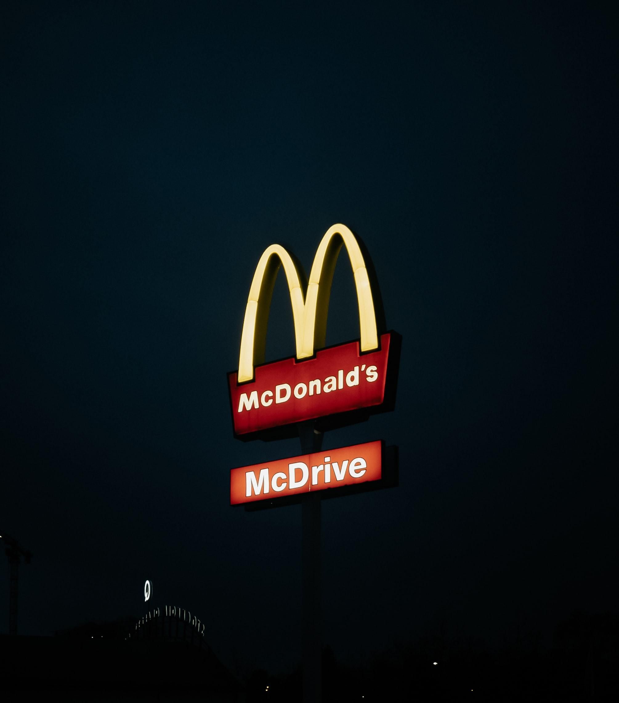 Нове економічне приниження: у Росії продають останні бургери з McDonald's  за тисячі рублів - 24 Канал