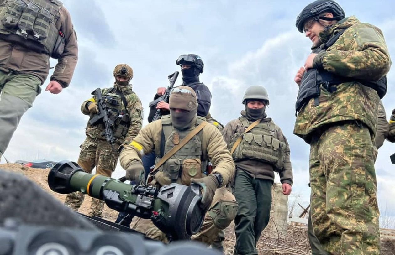 Суперзброя для знищення, – Монастирський відвідав бійців на фронті і показав NLAW - 24 Канал Суперзброя для знищення, – Монастирський відвідав бійців на фронті і показав NLAW - 24 Канал