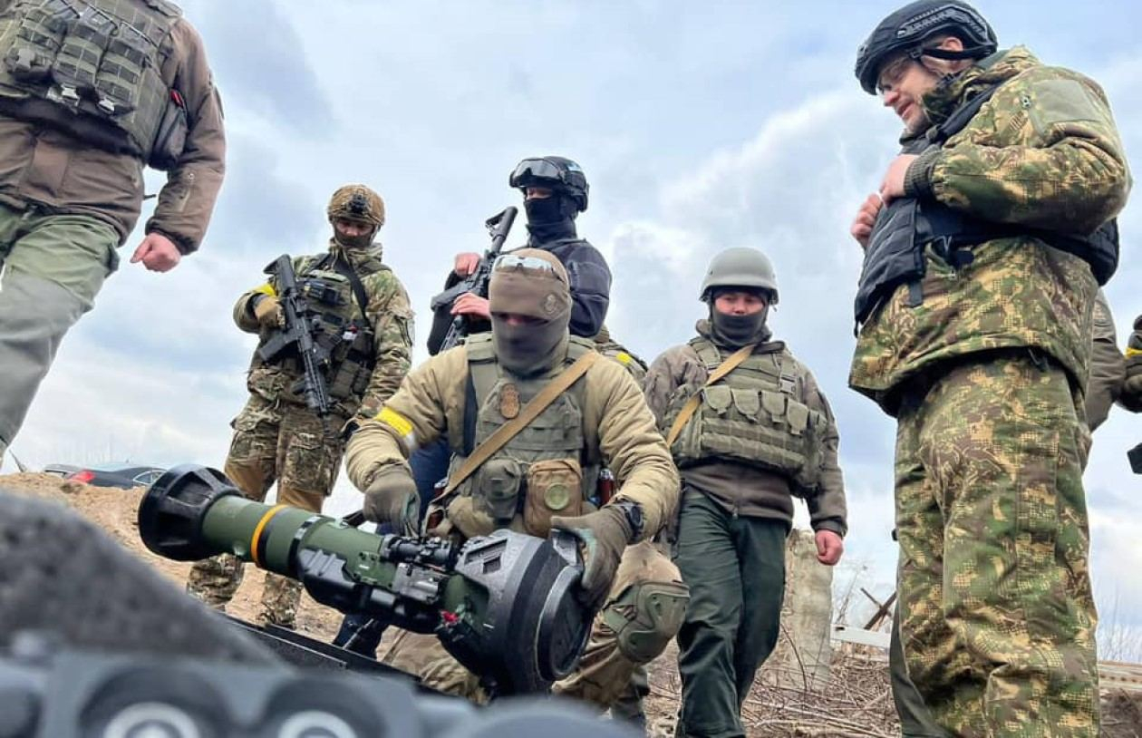 Суперзброя для знищення, – Монастирський відвідав бійців на фронті і показав NLAW - 24 Канал