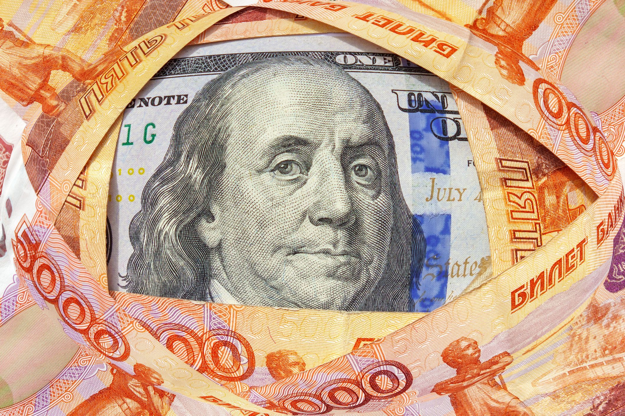 Доллар обновил исторический максимум на Мосбирже