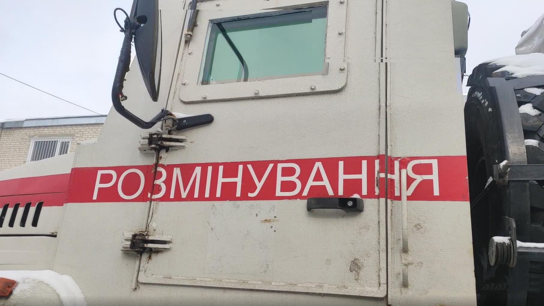 Вибухотехніки в Харкові розбирають залишки снарядів: промовісті відео - 24 Канал