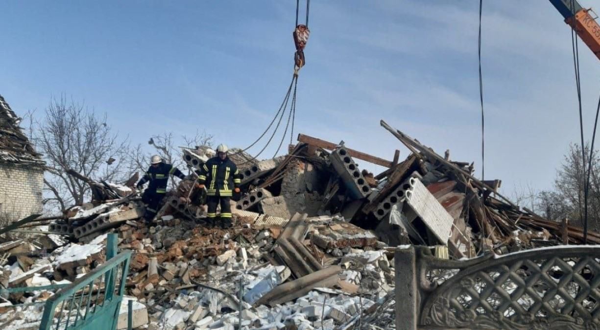 У Дінці на Харківщині продовжують розбирати завали будинку, де загинули двоє людей: фото - 24 Канал