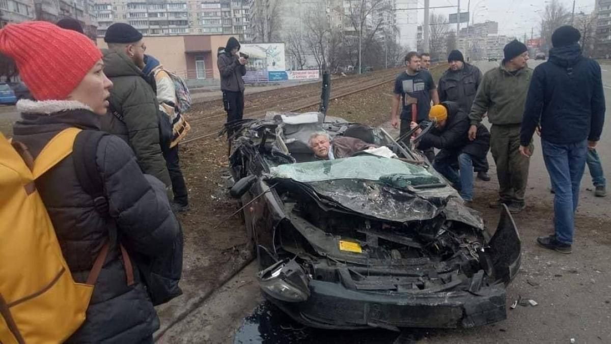 Выжил и планирует идти в тероборону: рассказ мужчины, чью машину переехал вражеский танк в Киеве