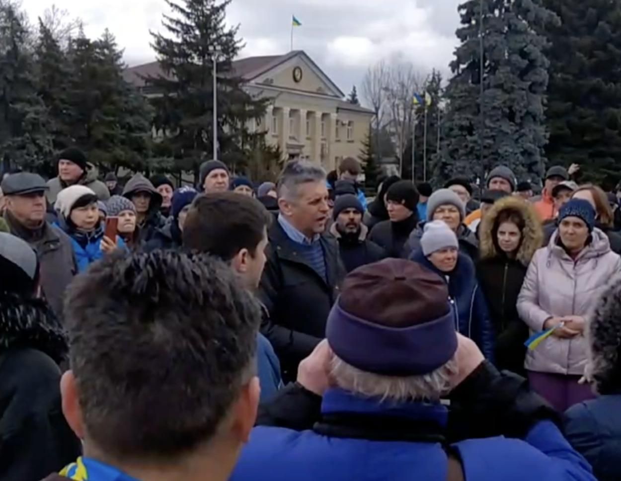 В Скадовск зашли оккупанты: из городского совета вынесли компьютеры В Скадовск зашли оккупанты: из городского совета вынесли компьютеры