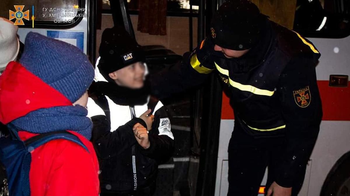 На Хмельниччину прибувають біженці: щемливі фото евакуйованих українців - 24 Канал На Хмельниччину прибувають біженці: щемливі фото евакуйованих українців - 24 Канал