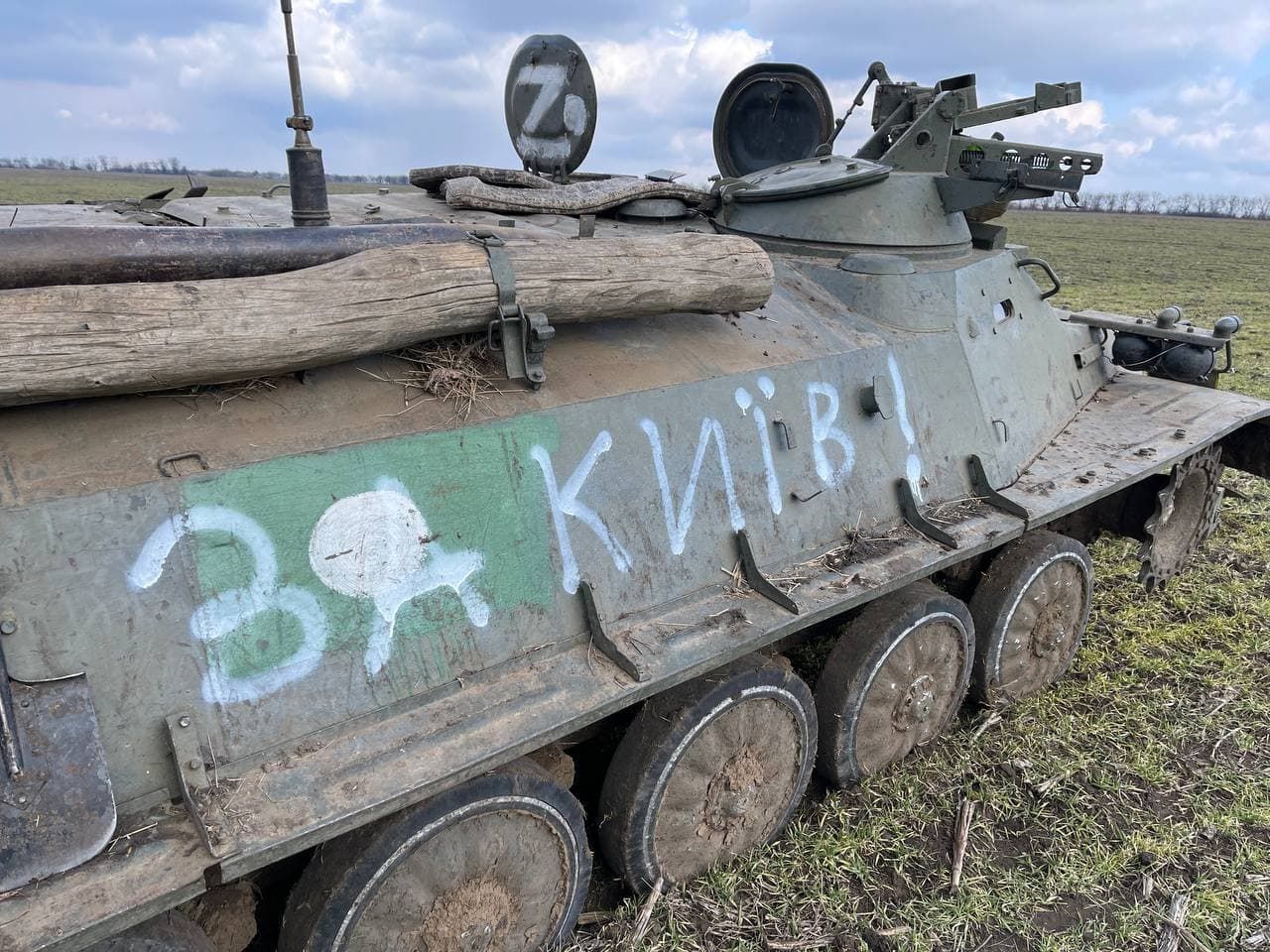 Спасибо за вооружение: на Николаевщине россияне просто кинули танк и все оружие