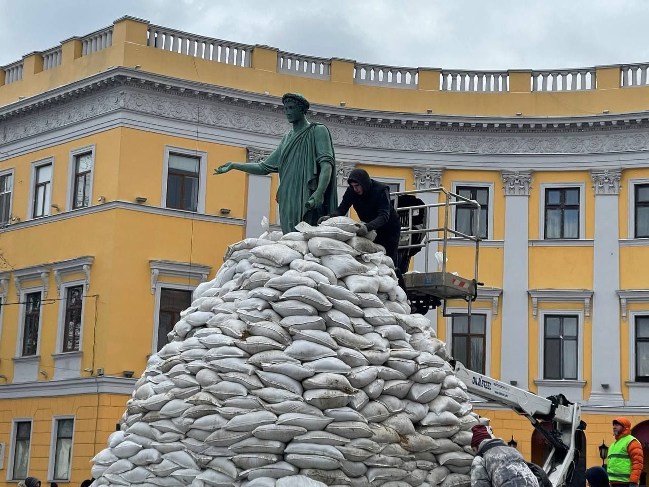 Памятник Дюку Ришелье в Одессе обкладывают мешками с песком