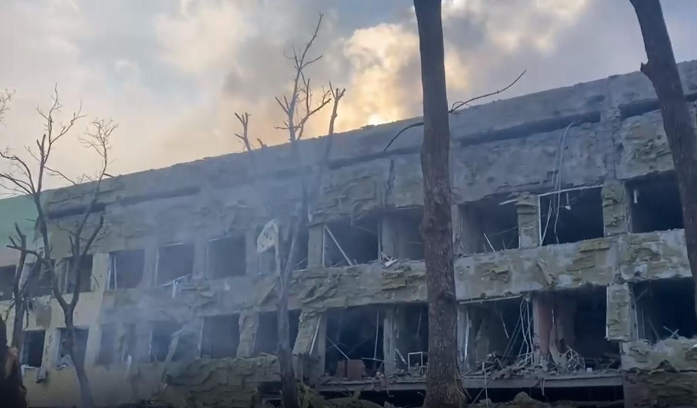 Показали місця падіння бомби, яку окупанти скинули на лікарню у Маріуполі: шокуюче фото - 24 Канал Показали місця падіння бомби, яку окупанти скинули на лікарню у Маріуполі: шокуюче фото - 24 Канал