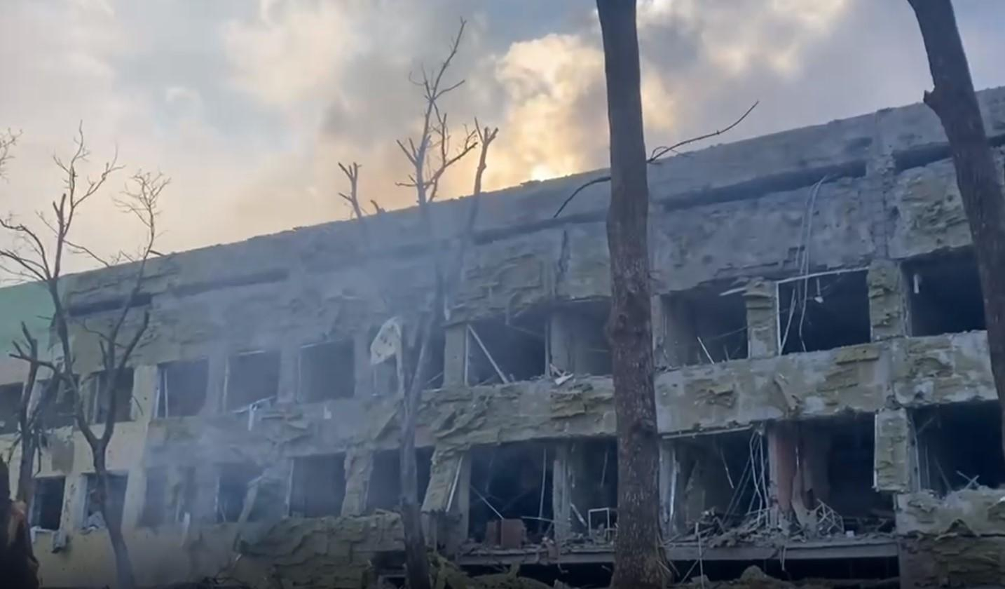Показали місця падіння бомби, яку окупанти скинули на лікарню у Маріуполі: шокуюче фото - 24 Канал