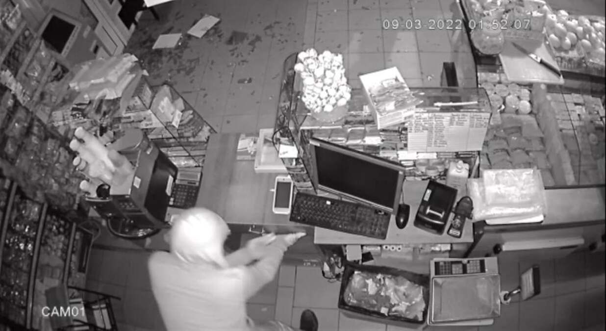 Мародер украл блок сигарет из магазина в Виннице Мародер украл блок сигарет из магазина в Виннице