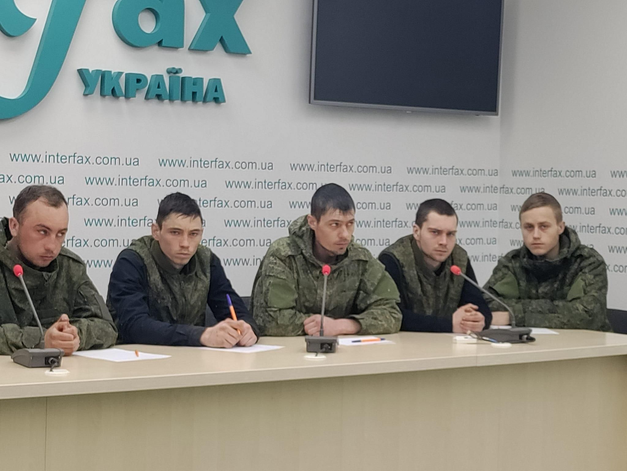 Зрозуміли, що в'їхали на територію України, коли побачили тіла військових, – полонені розвідники - 24 Канал Зрозуміли, що в'їхали на територію України, коли побачили тіла військових, – полонені розвідники - 24 Канал