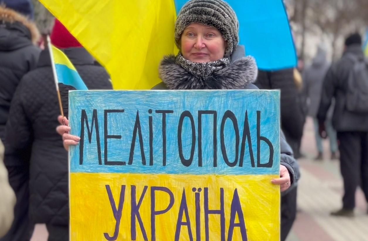 Мелитопольцы снова вышли на мирный митинг с флагами и гимном Мелитопольцы снова вышли на мирный митинг с флагами и гимном