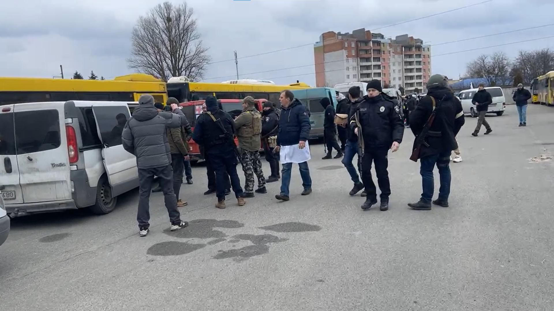 До Києва прибули перші врятовані із окупованих міст та сіл області - 24 Канал До Києва прибули перші врятовані із окупованих міст та сіл області - 24 Канал