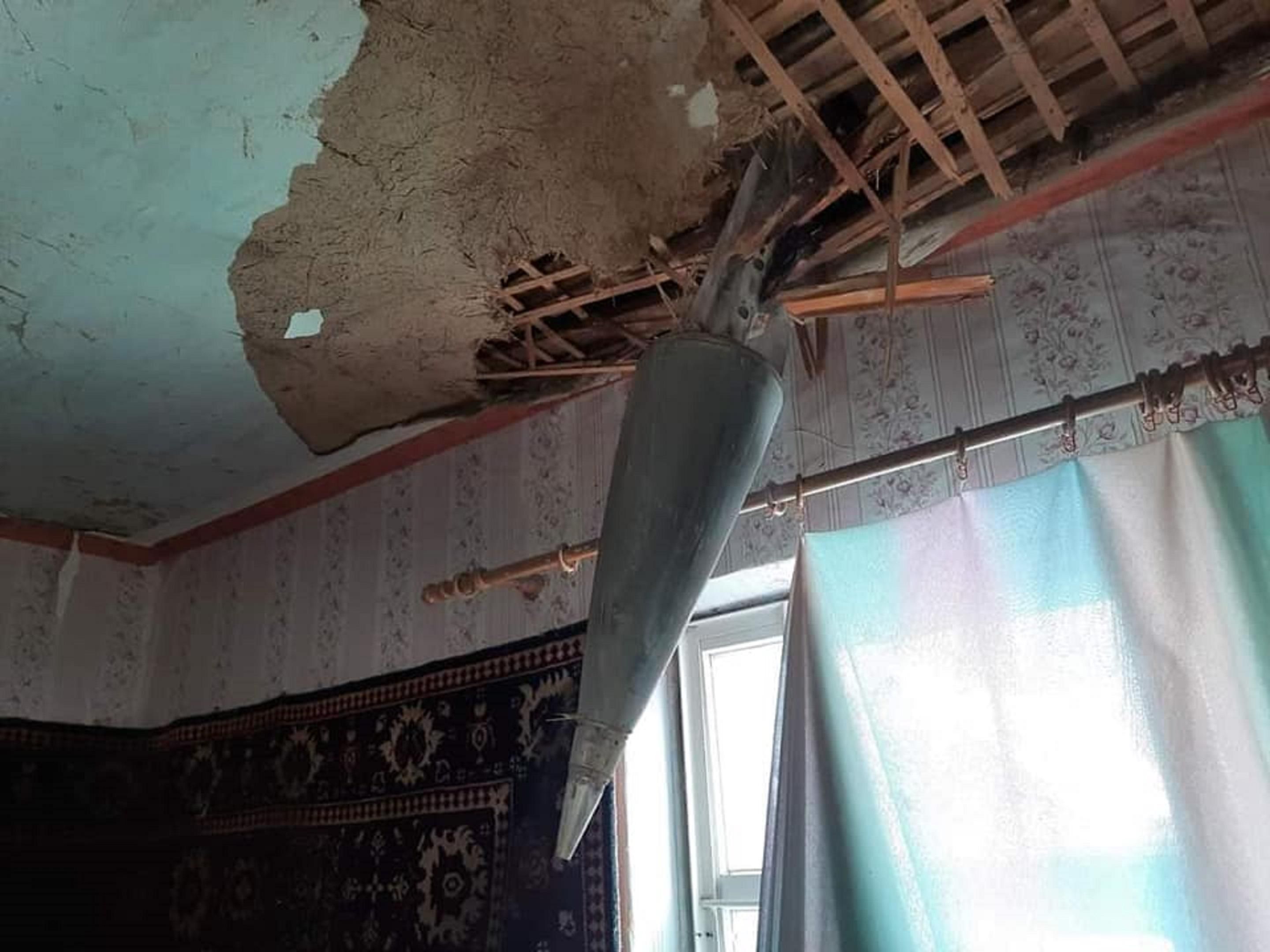 Російські снаряди, які застрягли у харківських будинках, - моторошні фото - 24 Канал