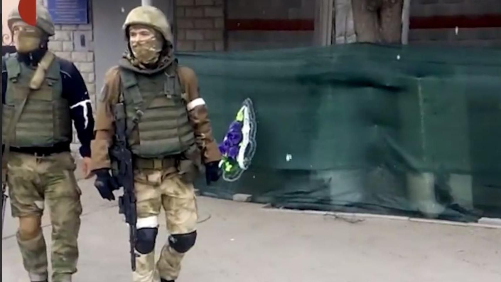 Принесли венок оккупантам и пели гимн: как в Запорожье протестуют против российской орды Принесли венок оккупантам и пели гимн: как в Запорожье протестуют против российской орды