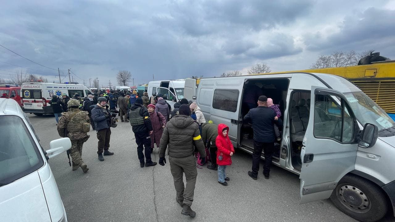 До Білогородки прибувають перші автобуси з евакуйованими: фото