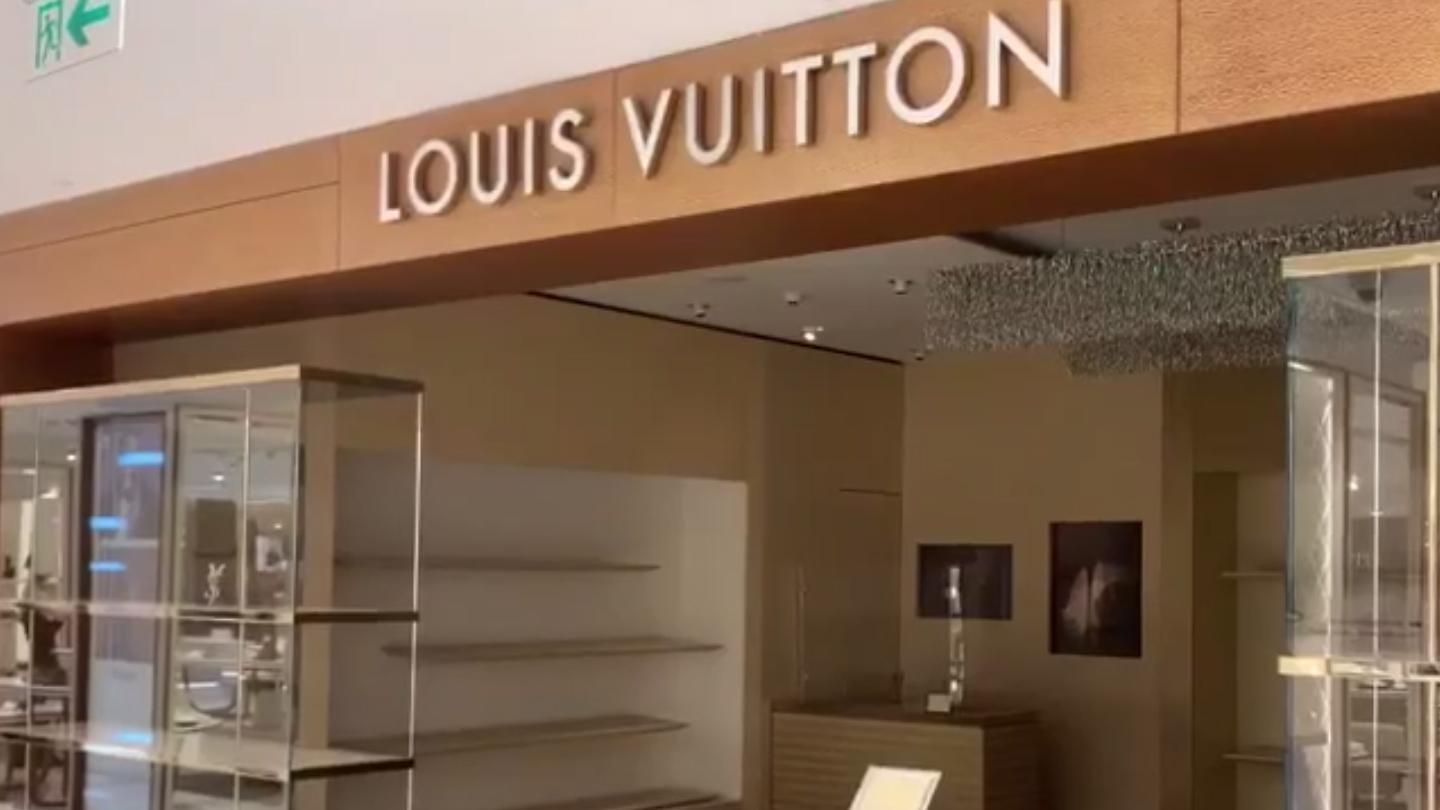 Пустые магазины известных брендов в России Пустые магазины известных брендов в России