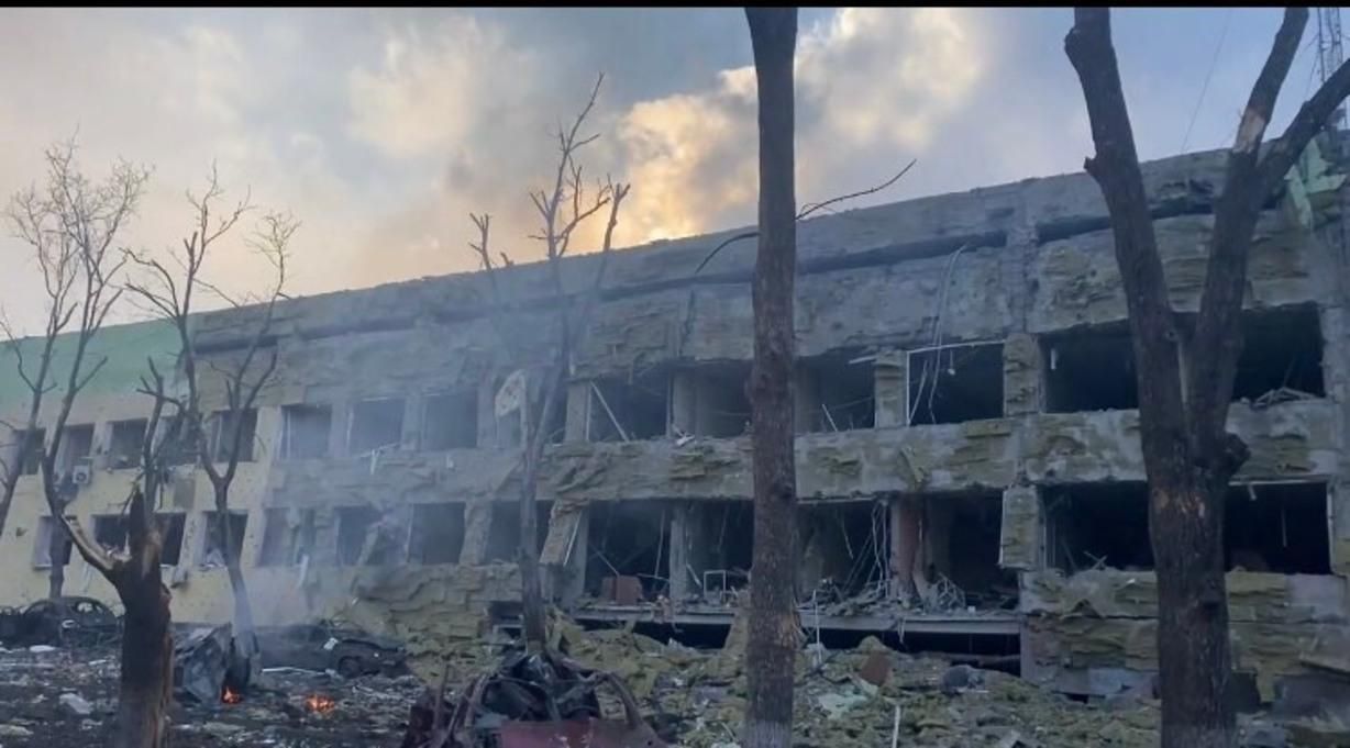 Окупанти обстріляли пологовий будинок у Маріуполі: може бути багато жертв і поранених - 24 Канал Окупанти обстріляли пологовий будинок у Маріуполі: може бути багато жертв і поранених - 24 Канал