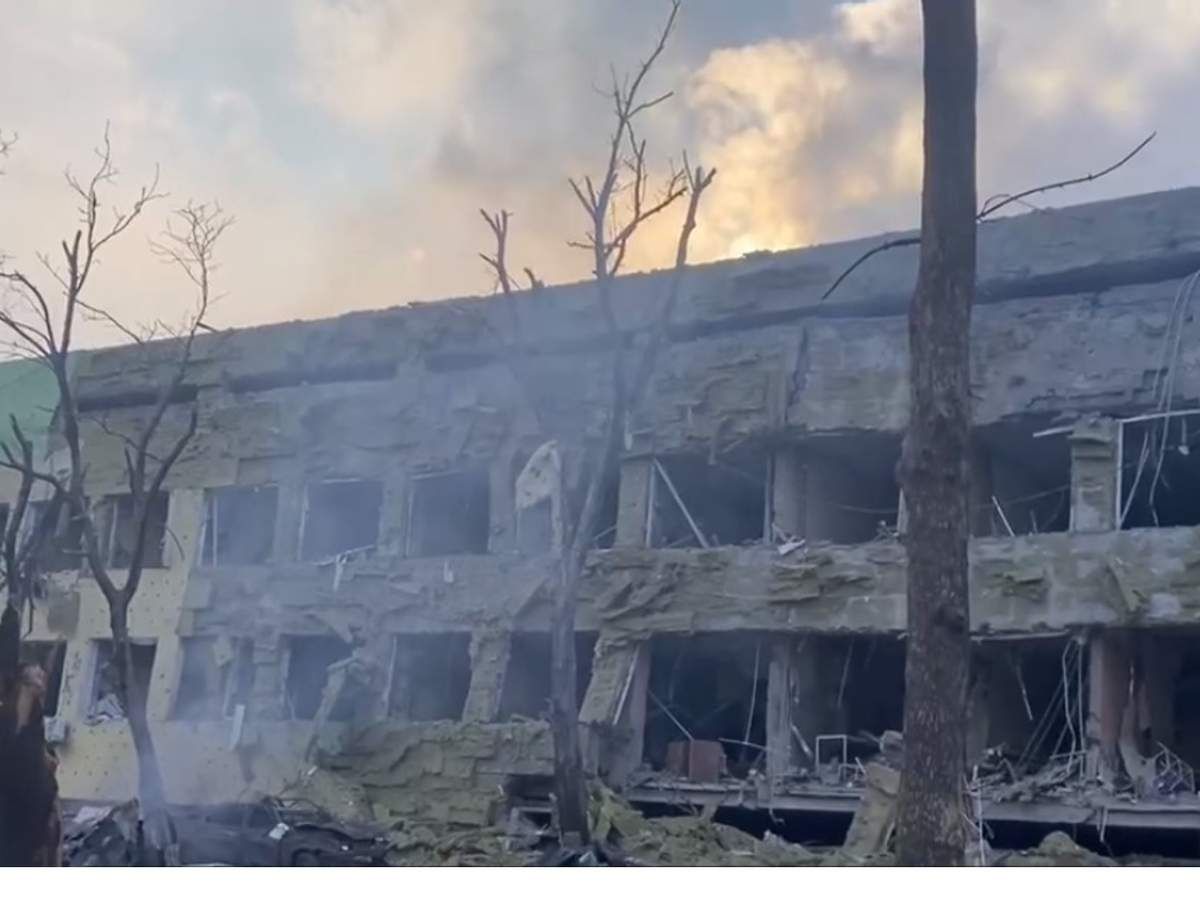 Людей виносять не ношах: ще одне моторошне відео обстрілу дитячої лікарні в Маріуполі - 24 Канал Людей виносять не ношах: ще одне моторошне відео обстрілу дитячої лікарні в Маріуполі - 24 Канал