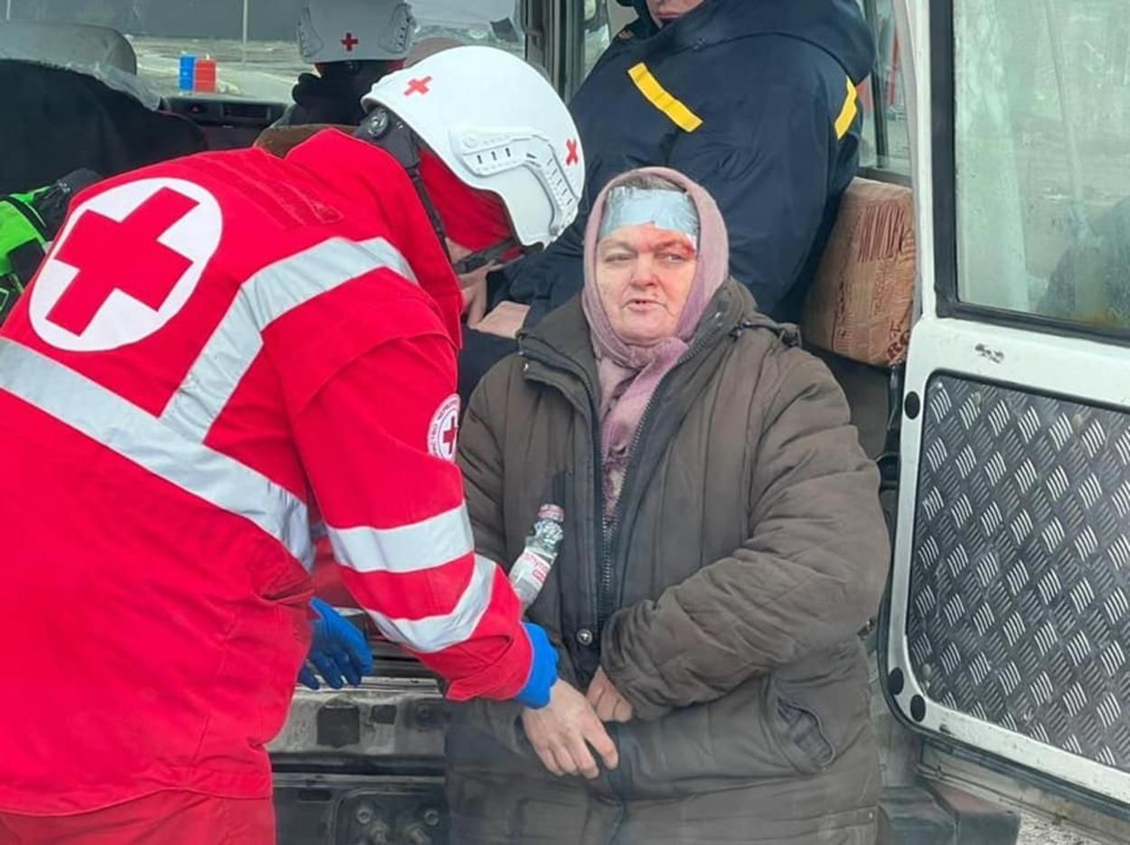 Спасатели помогают эвакуироваться жителям Бучанского района
