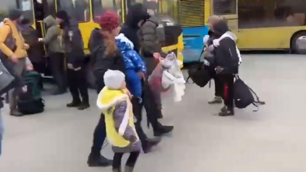 В Ирпене также идет эвакуация людей В Ирпене также идет эвакуация людей