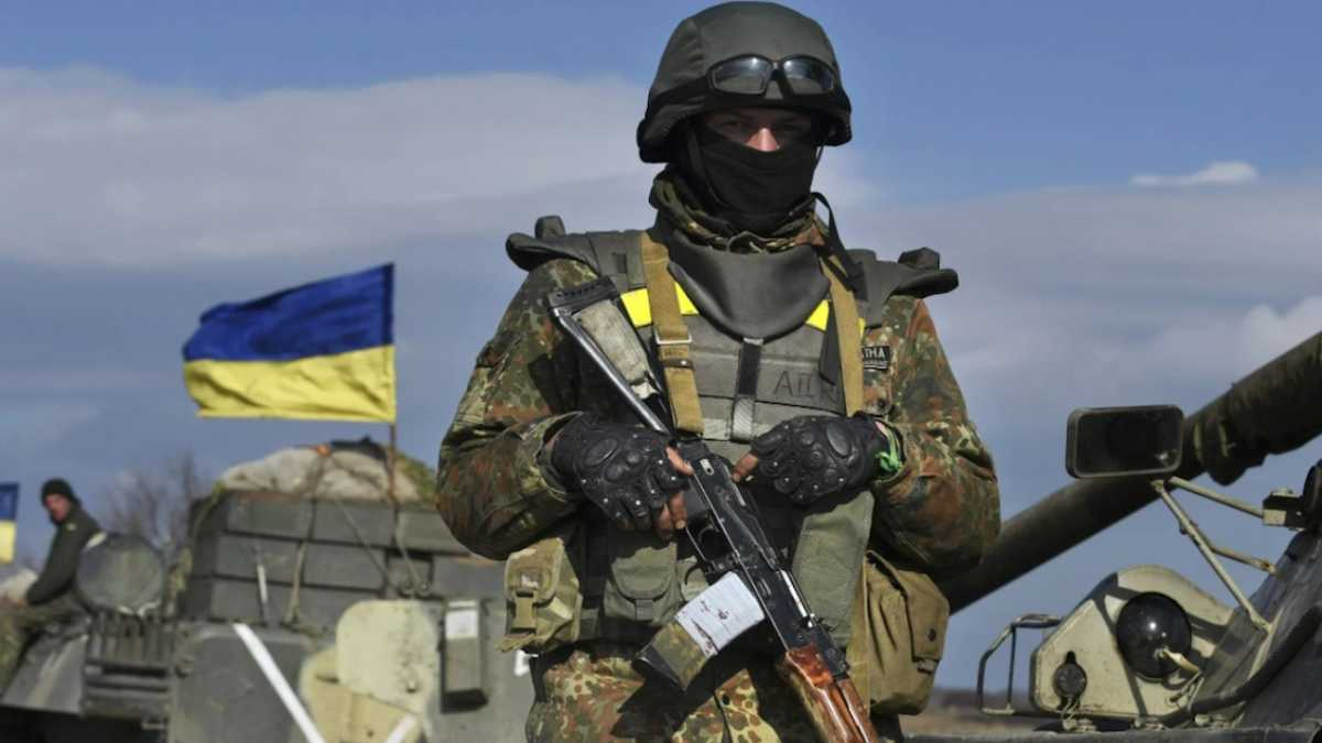 Збройний опір російській окупації готові чинити майже 70% українців: опитування - 24 Канал Збройний опір російській окупації готові чинити майже 70% українців: опитування - 24 Канал