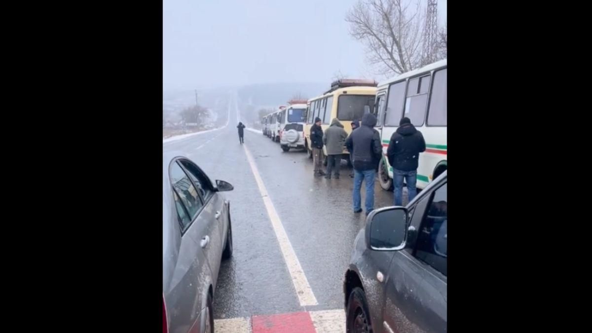 "Зеленого коридора" в Изюме не было: под обстрелами эвакуировали около 250 человек "Зеленого коридора" в Изюме не было: под обстрелами эвакуировали около 250 человек