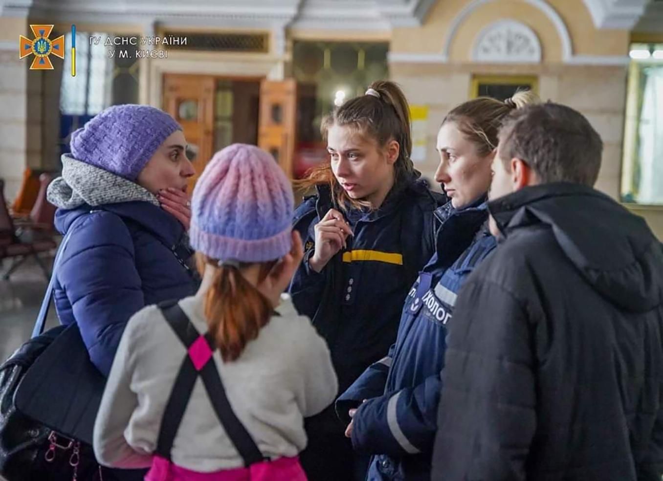 Столичные спасатели встречают эвакуированных украинцев из Киевщины - 24 Канал