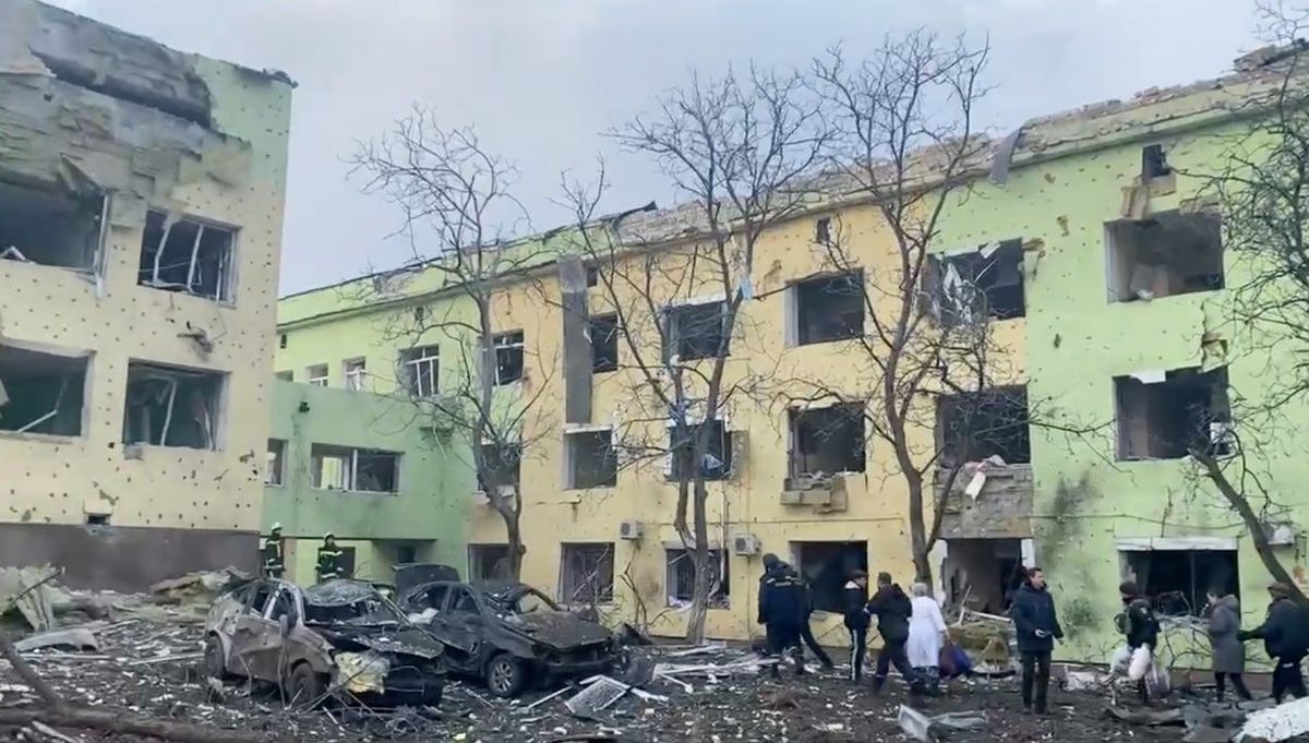 Страшные последствия авианалета российских фашистов на Мариуполь: видео  извне и изнутри больницы - 24 Канал